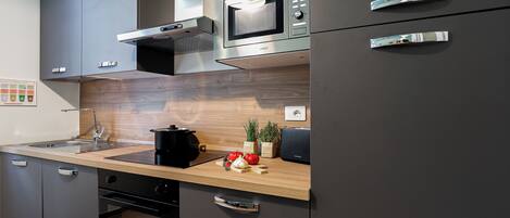 Cookware/dishes/utensils, dining table