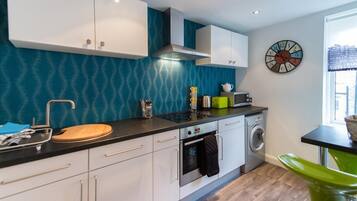 Oven, cookware/dishes/utensils
