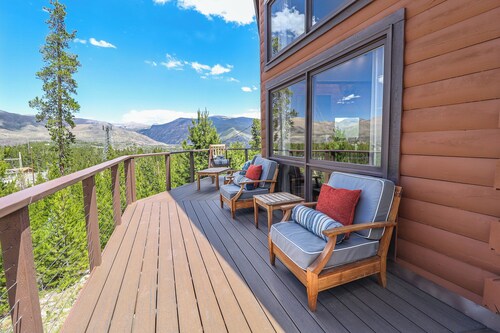Sophisticated & Upscale Mountain Retreat with Panoramic Views