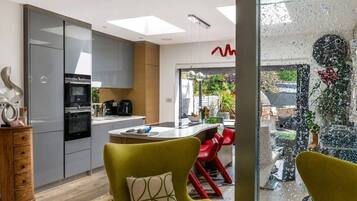 Coffee/tea maker, fridge