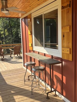 Outdoor dining - The Firehouse, Charming 3-bedroom-loft cottage in Baker along the Comite River (Baker)