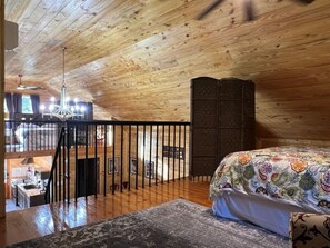 Room - The Firehouse, Charming 3-bedroom-loft cottage in Baker along the Comite River (Baker)