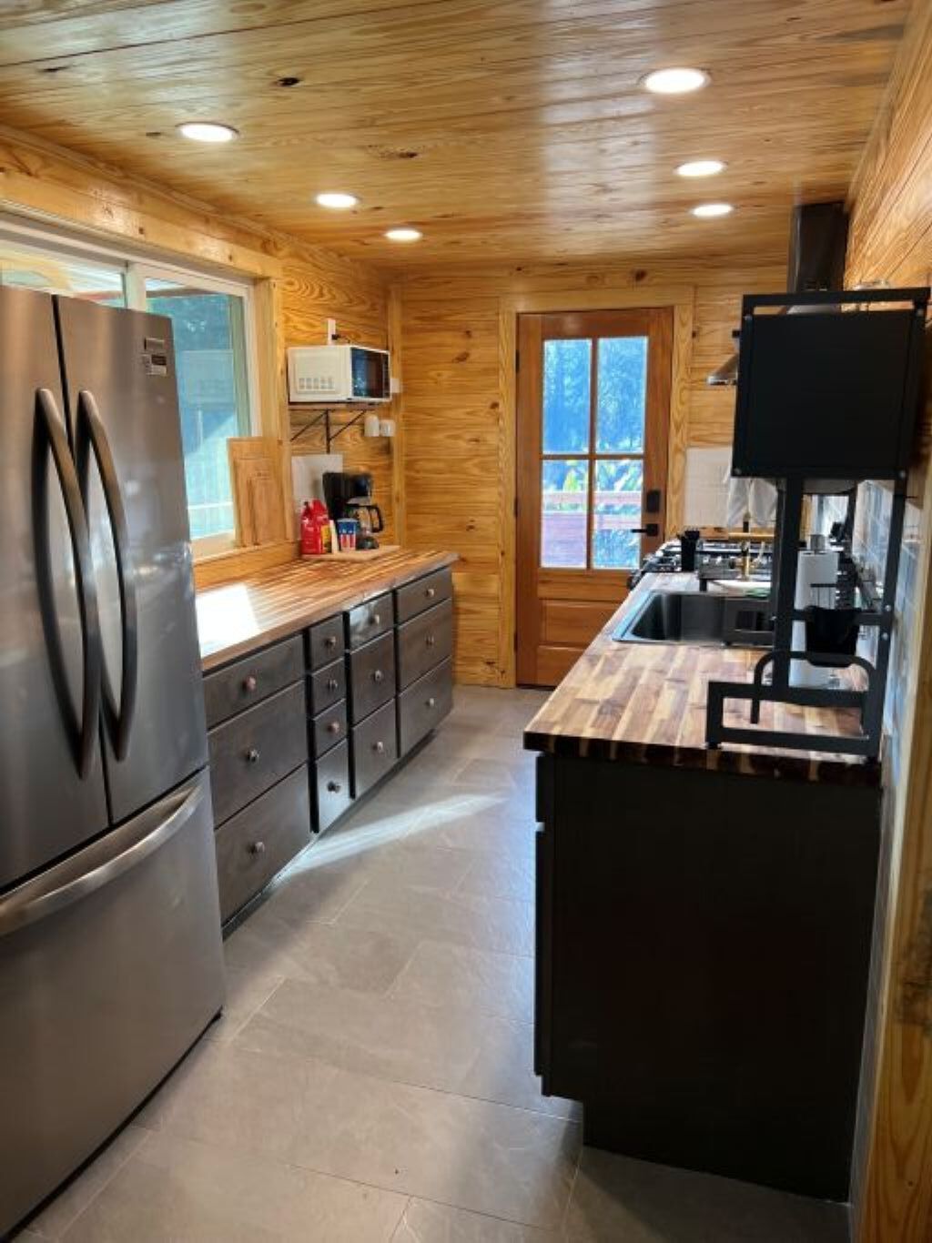 Coffee/tea maker, fridge, microwave, oven