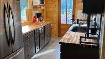 Coffee/tea maker, fridge, microwave, oven