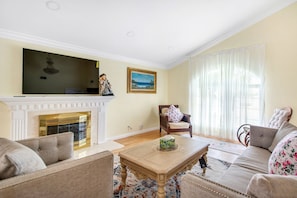 Living area - Beach 2-bedroom,share bathroom/upstairs  in charming Huntington Beach (Huntington Beach)