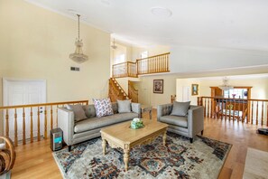 Living area - Beach 2-bedroom,share bathroom/upstairs  in charming Huntington Beach (Huntington Beach)