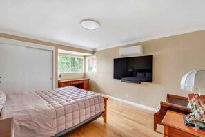 2 bedrooms, WiFi, bed sheets - Beach 2-bedroom,share bathroom/upstairs  in charming Huntington Beach (Huntington Beach)