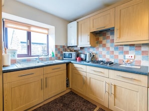 Oven, high chair, cookware/dishes/utensils - 2 Bed in Harrogate (oc-hh072) (Darley)