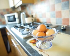Oven, high chair, cookware/dishes/utensils - 2 Bed in Harrogate (oc-hh072) (Darley)