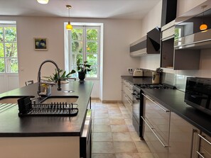 Wasserkocher mit Kaffee-/Teezubehör, Kühlschrank, Ofen, Herdplatte