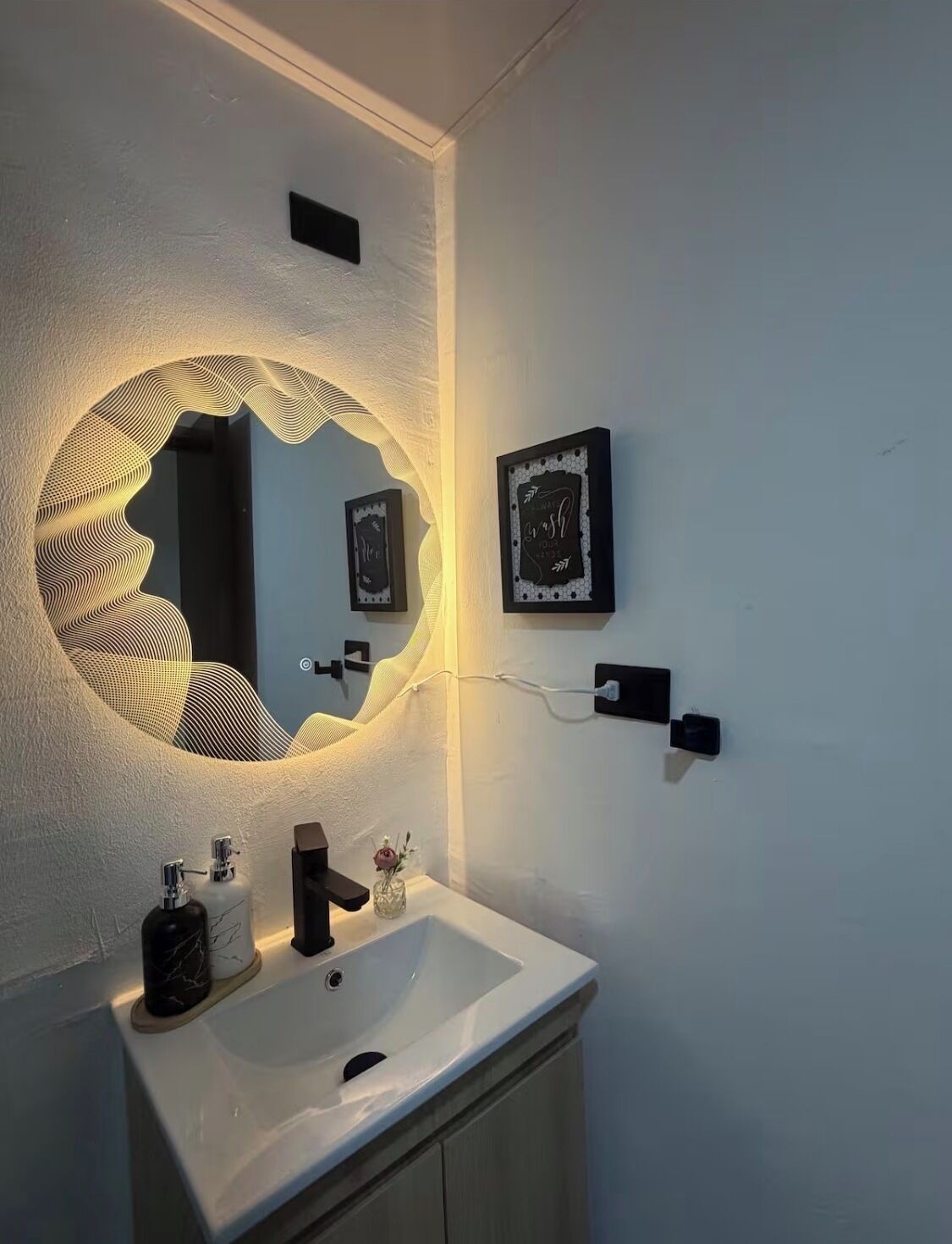 Secador de cabelo, toalhas de banho, sabonete, papel higiênico