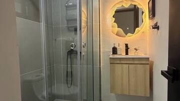 Secador de cabelo, toalhas de banho, sabonete, papel higiênico