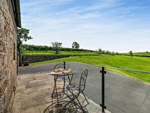 Outdoor dining - 1 Bed in Leeds (oc-hh030) (Weeton)
