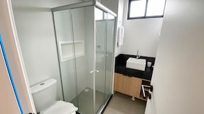 Basic-Loft, Stadtblick | Badezimmer | Handtücher, Toilettenpapier