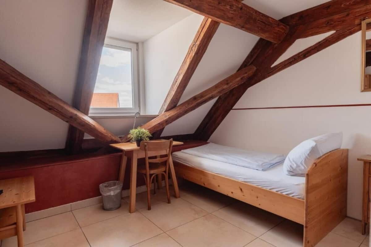Single Room | Desk, WiFi (free)