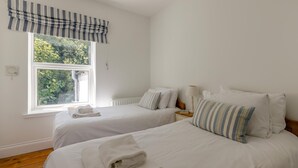 2 Schlafzimmer, Reisekinderbett, Bettwäsche