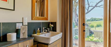 Une salle de bain avec un lavabo, un miroir et du papier toilette.