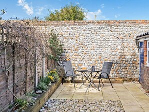 Outdoor dining - 3 Bed in Norwich (oc-66597) (Trimingham)