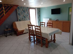 Dining - Gîte du Neufbourg with Wi-Fi in Courtils (Courtils)