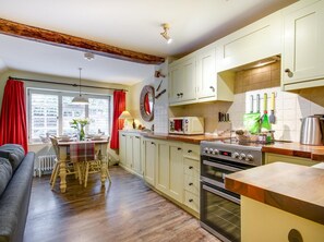 Oven, cookware/dishes/utensils - 2 Bed in Holt (oc-ncc14) (Holt)