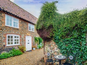 Outdoor dining - 2 Bed in Holt (oc-ncc14) (Holt)