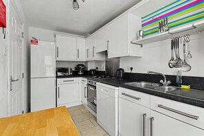 Kühlschrank, Herdplatte, Wasserkocher, Toaster