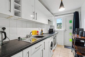 Wasserkocher mit Kaffee-/Teezubehör, Kühlschrank, Mikrowelle, Ofen