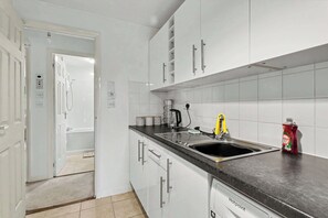 Wasserkocher mit Kaffee-/Teezubehör, Kühlschrank, Mikrowelle, Ofen