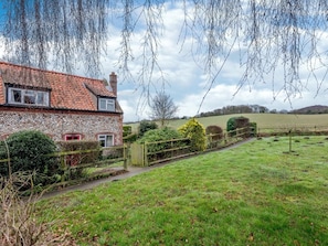 Property grounds - 2 Bed in Holt (oc-ncc25) (Kelling)
