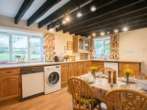 Oven, dishwasher, cookware/dishes/utensils - 2 Bed in Holt (oc-ncc25) (Kelling)