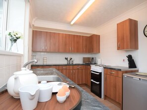 Oven, dishwasher, cookware/dishes/utensils - 2 Bed in Holt (oc-73518) (Holt)