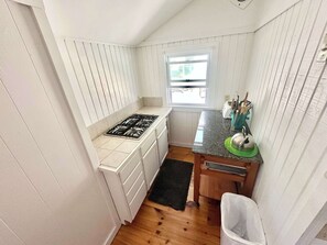 Coffee/tea maker, fridge, microwave, stovetop