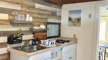Coffee/tea maker, fridge, microwave, stovetop