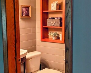 Shower, hair dryer, towels, soap - Private Apartment on Scenic Horse Farm (Wadsworth)