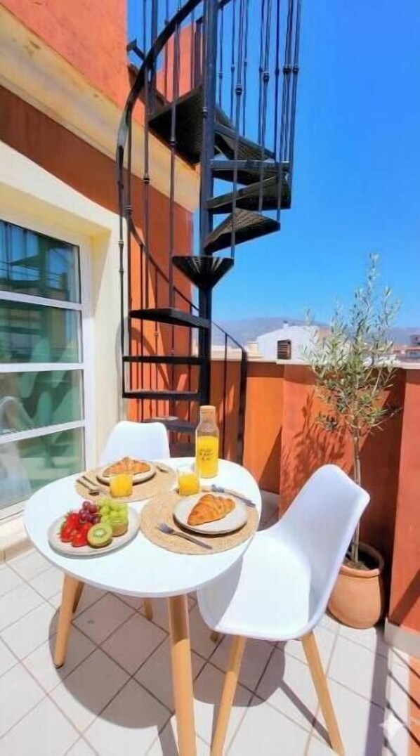 Outdoor dining - Sol Suites Apartments: 1-Bedroom Apartment (Fuengirola)