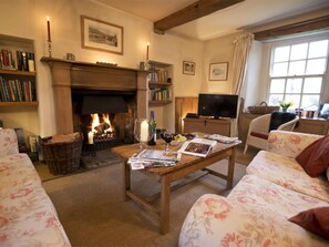 TV, fireplace - 4 Bed in Kettlewell (oc-g0041) (Starbotton)