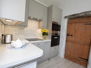 Oven, dishwasher, cookware/dishes/utensils - 4 Bed in Kettlewell (oc-g0041) (Starbotton)
