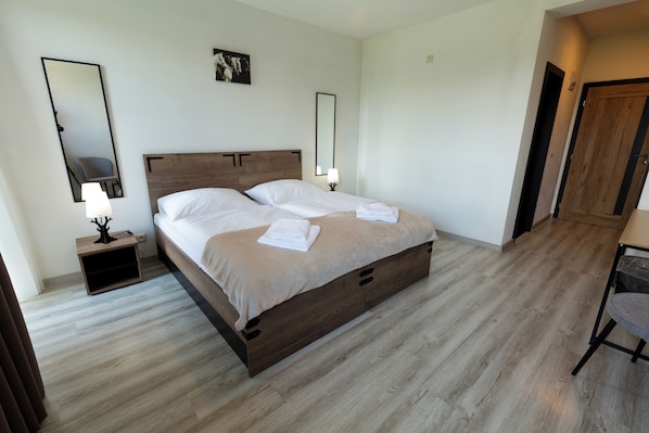 Classic-Doppelzimmer, Balkon, Hügelblick