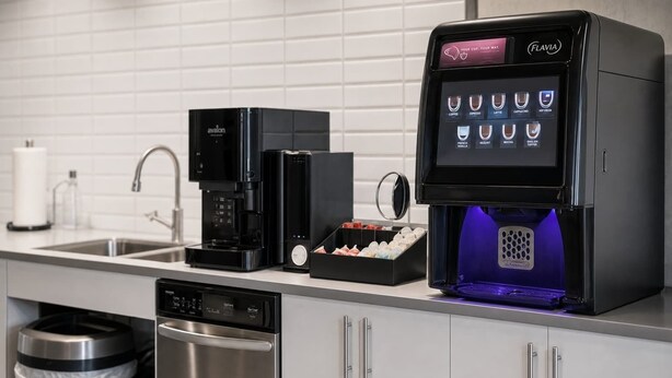 Une cuisine moderne équipée d'une machine à café, d'une machine à expresso et d'un lave-vaisselle.