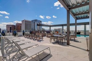 Outdoor dining - Boulevard Stays Skyline Studio Rooftop Pool, Gym & Parking (Phoenix)