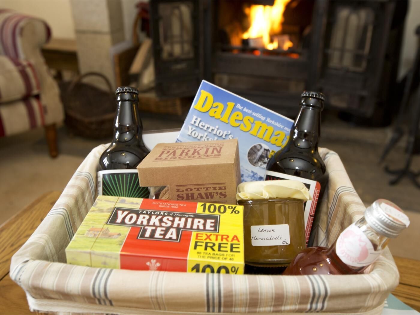 En korg med Yorkshire Tea, en tidning från Dalesman, en flaska citronmarmelad och två flaskor vin.