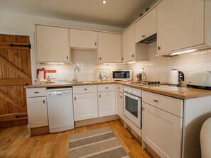 Oven, dishwasher, cookware/dishes/utensils - 1 Bed in Bedale (oc-g0094) (Crakehall)