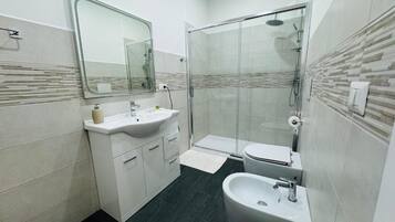 Chambre Triple, vue jardin | Salle de bain