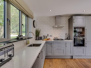Oven, dishwasher, high chair, cookware/dishes/utensils - 3 Bed in Otley (oc-g0176) (Norwood)