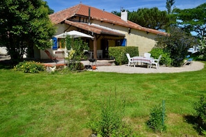 Exterior - Country House 'Peyrouteau, Bucolic Gîte' with Private Pool, Terrace and Wi-Fi (Dému)