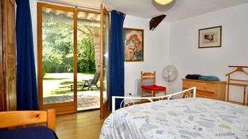 3 slaapkamers, een strijkplank/strijkijzer, wifi, beddengoed