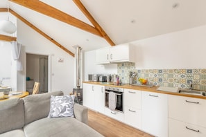 Oven, dishwasher, high chair, cookware/dishes/utensils - 1 Bed in Taunton (oc-74145) (Williton)