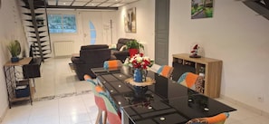 Dining - Gîte à Laval-Saint-Roman (Laval-Saint-Roman)