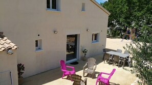 Outdoor dining - Gîte à Laval-Saint-Roman (Laval-Saint-Roman)