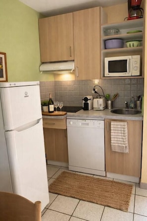 Frigorífico, microondas, horno y placa de cocina